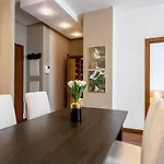 Golden - Bright & Stylish, Stawki Street