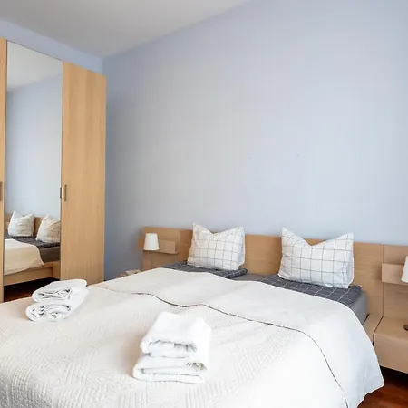 Golden - Bright & Stylish, Stawki Street