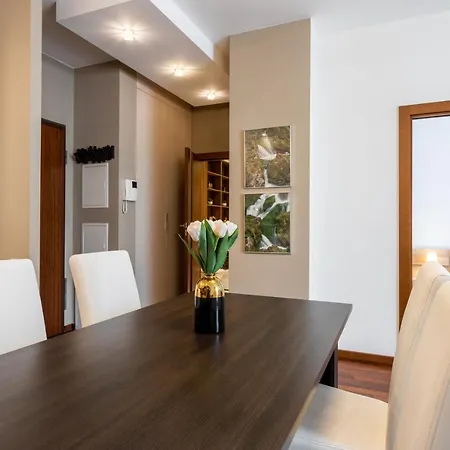 Golden - Bright And Stylish -city Center - Stawki