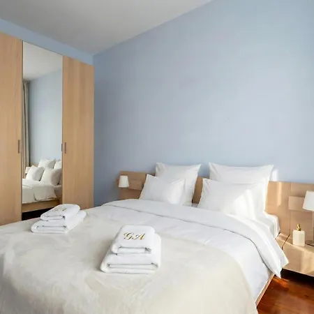 Golden - Bright & Stylish, Stawki Street *
