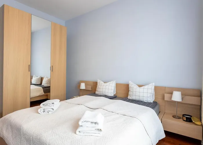 Golden - Bright & Stylish, Stawki Street