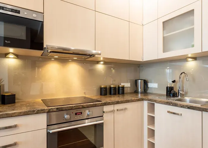 Golden - Bright & Stylish, Stawki Street Apartment *