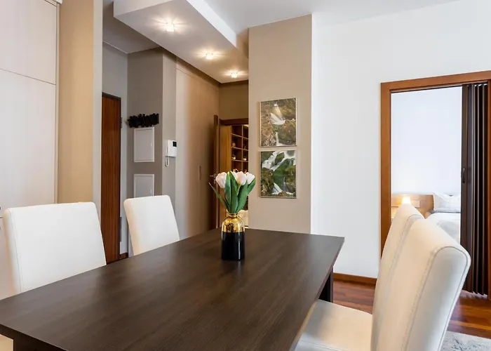 Golden - Bright & Stylish, Stawki Street