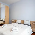 Golden - Bright & Stylish, Stawki Street