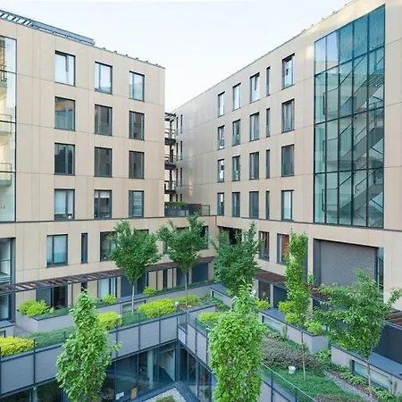 Golden - Bright & Stylish, Stawki Street Varsó